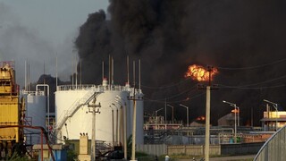 Rusko zasiahlo energetickú infraštruktúru, desaťtisíce sú bez prúdu. V Čornomorsku vypukli rozsiahle požiare